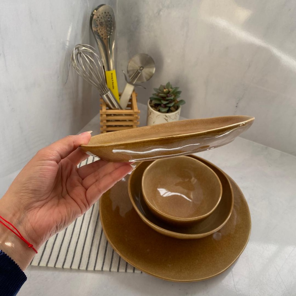 SERVICE A TABLE MARRON