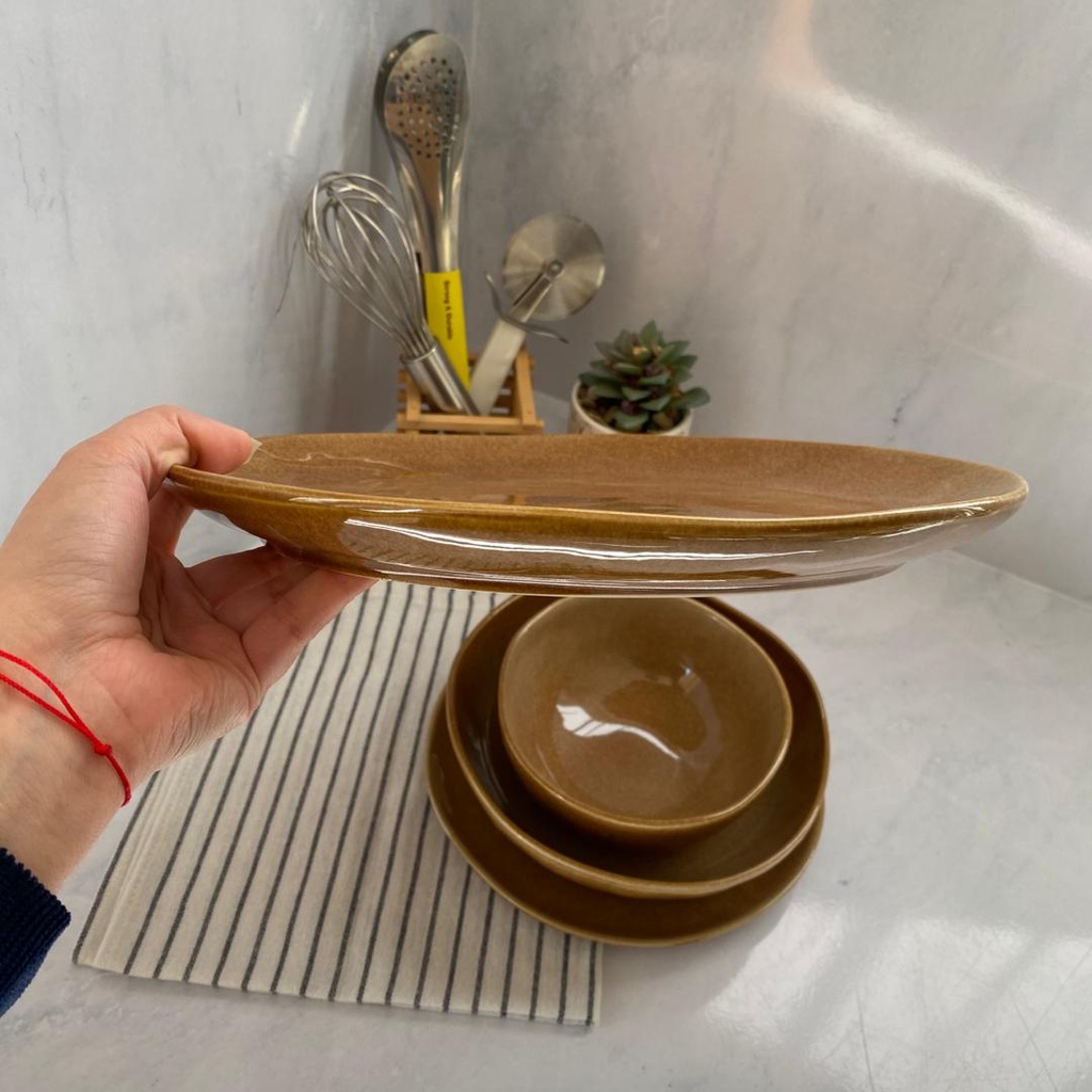 SERVICE A TABLE MARRON